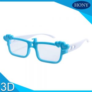 boy use diffraction glasses